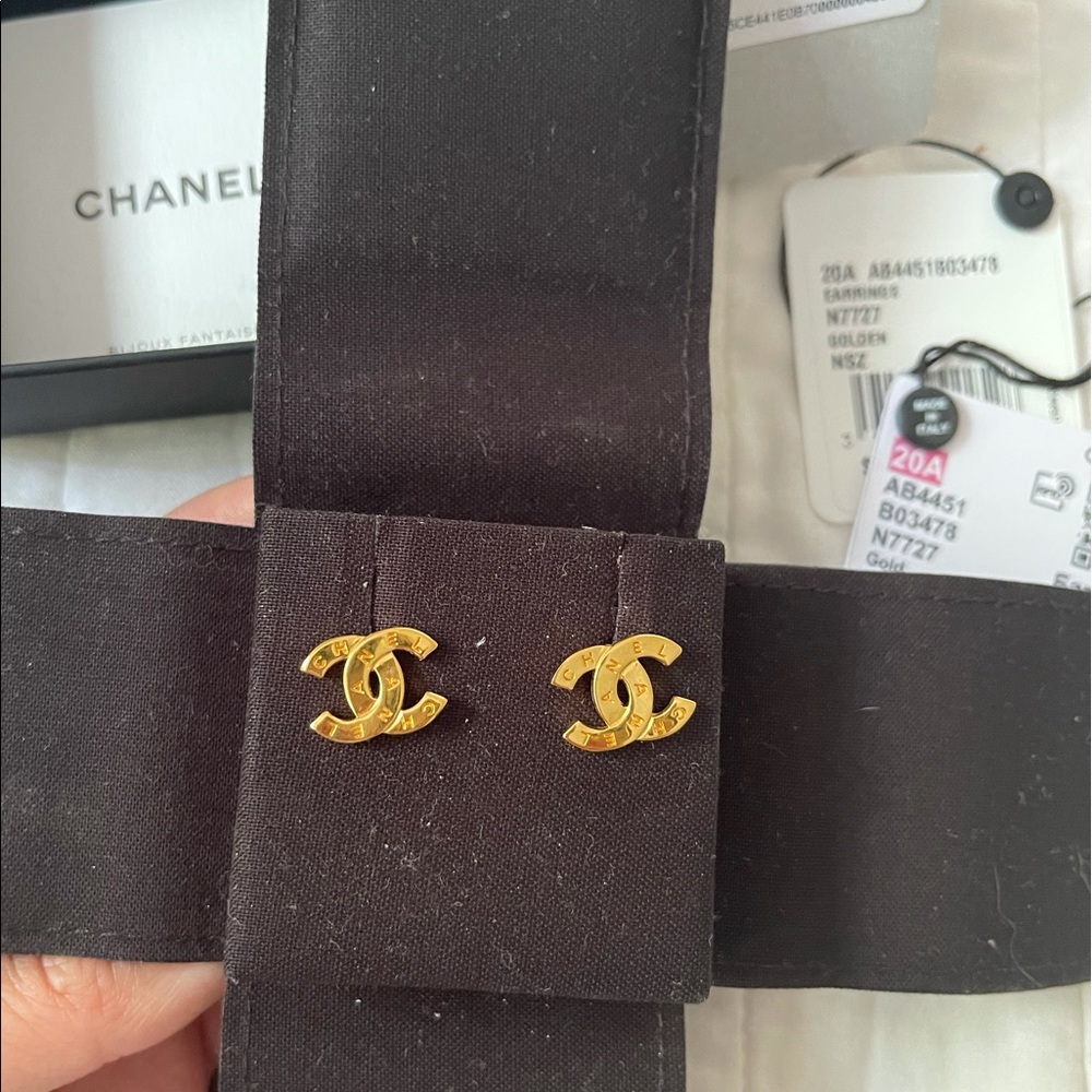 Sold 💕 CHANEL 20A Paris button CC stud earrings